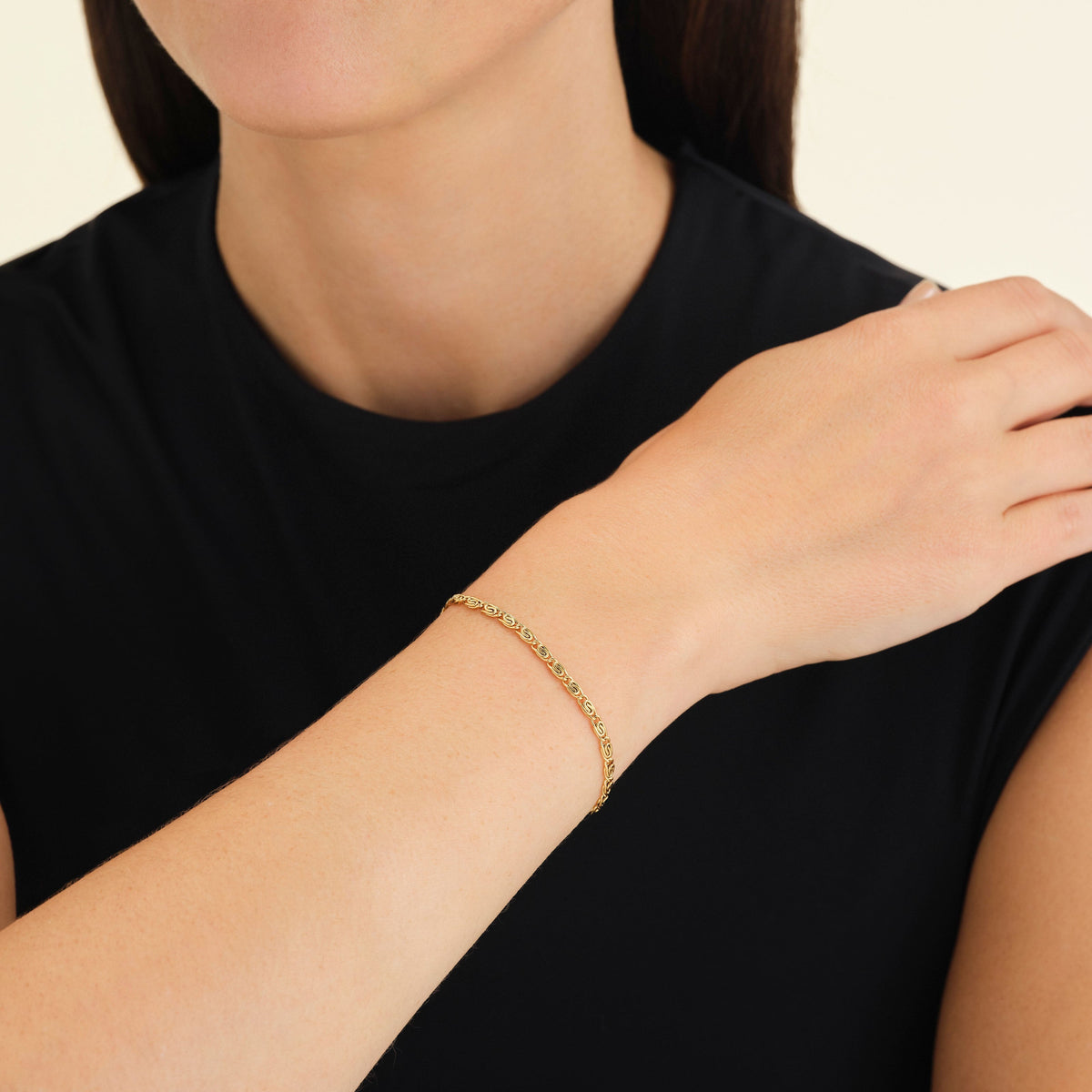 Swirl Bracelet Gold leftcolumn